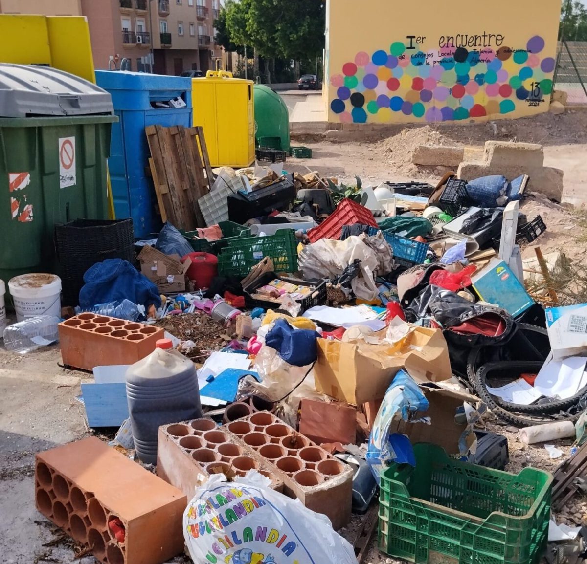 Basura en una calle de Vícar