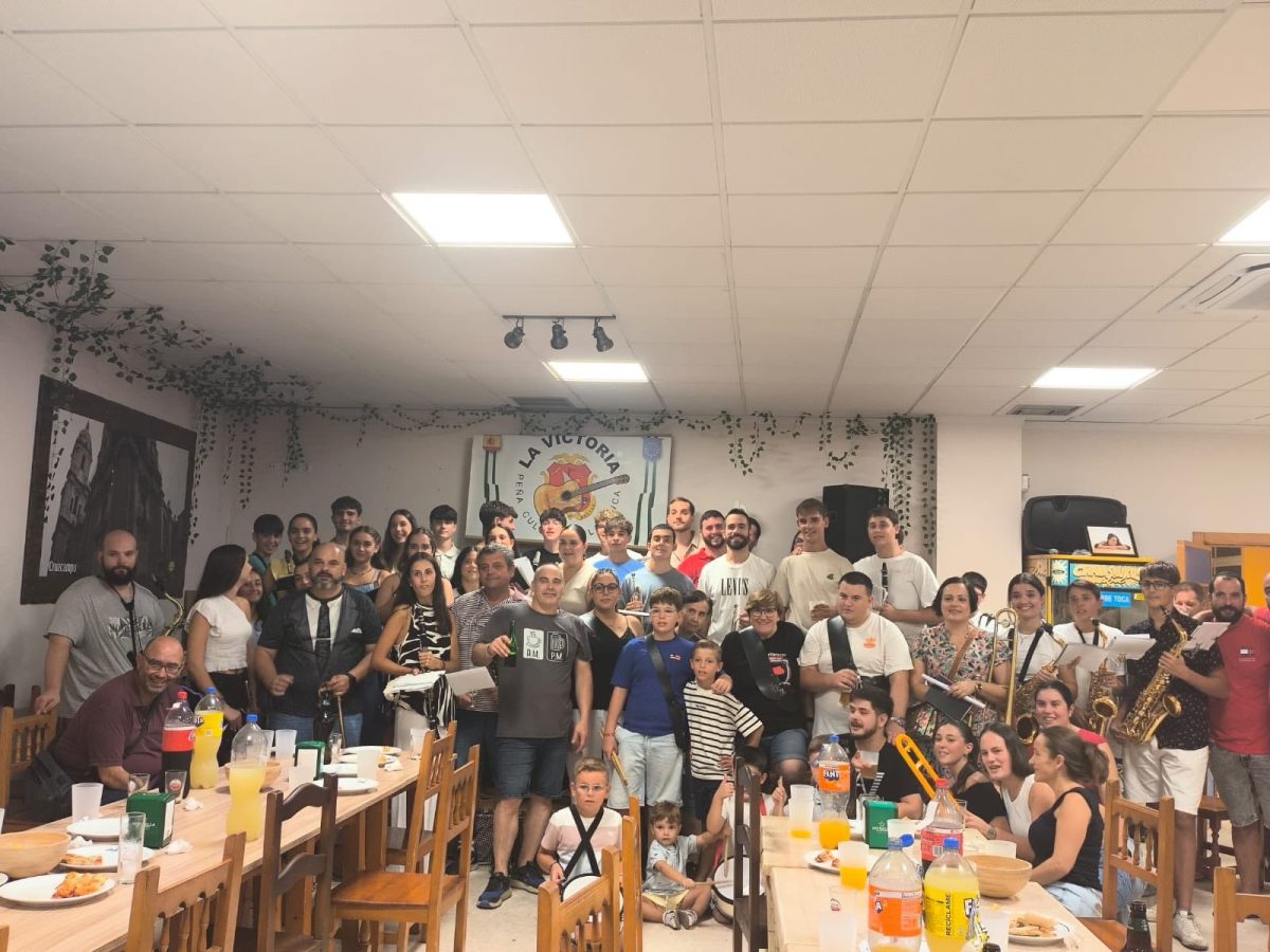 Foto de familia de la Asociación Musico-cultural daliense