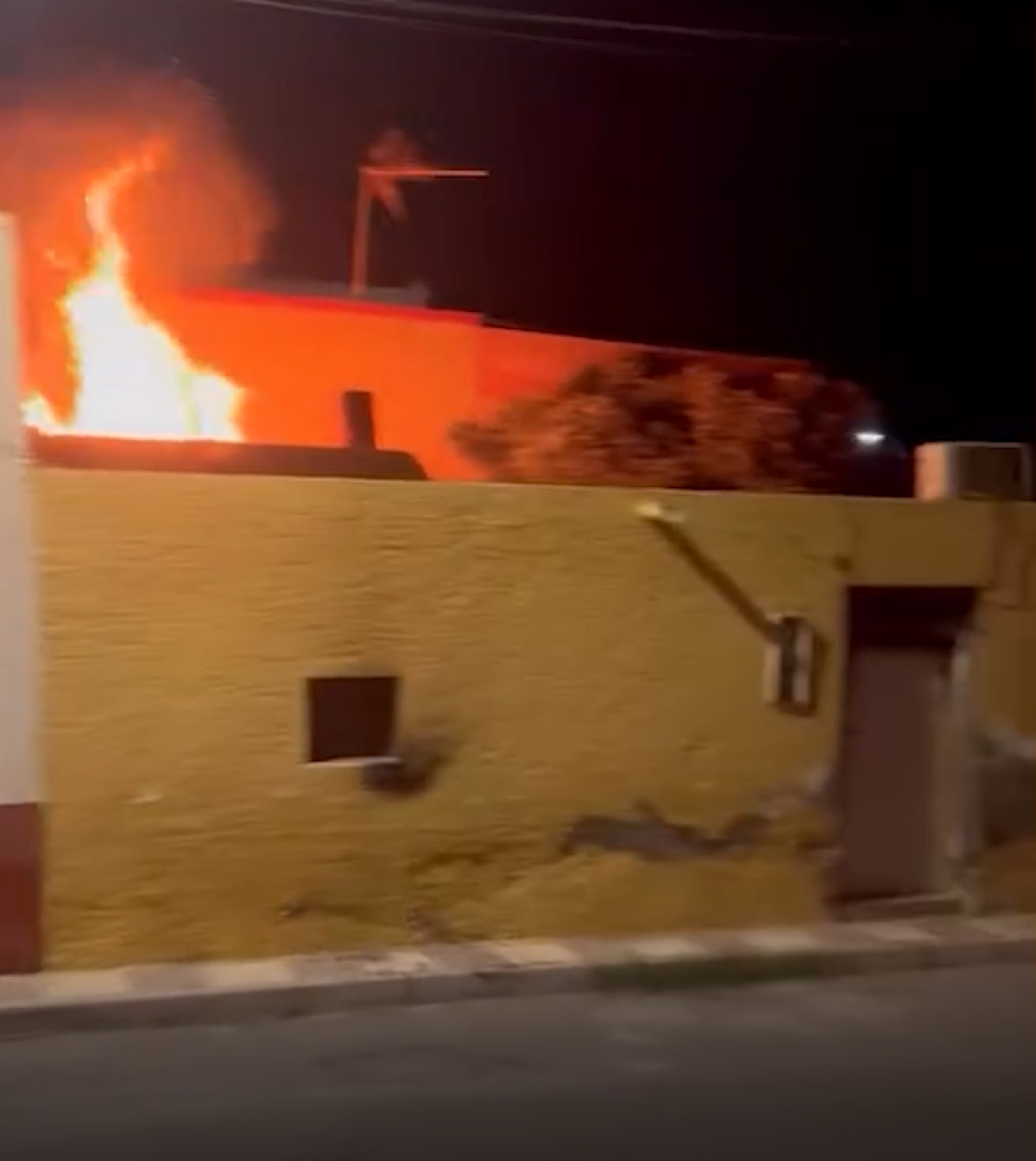 Incendio en la vivienda de los Saúles. /Almería 24h TV