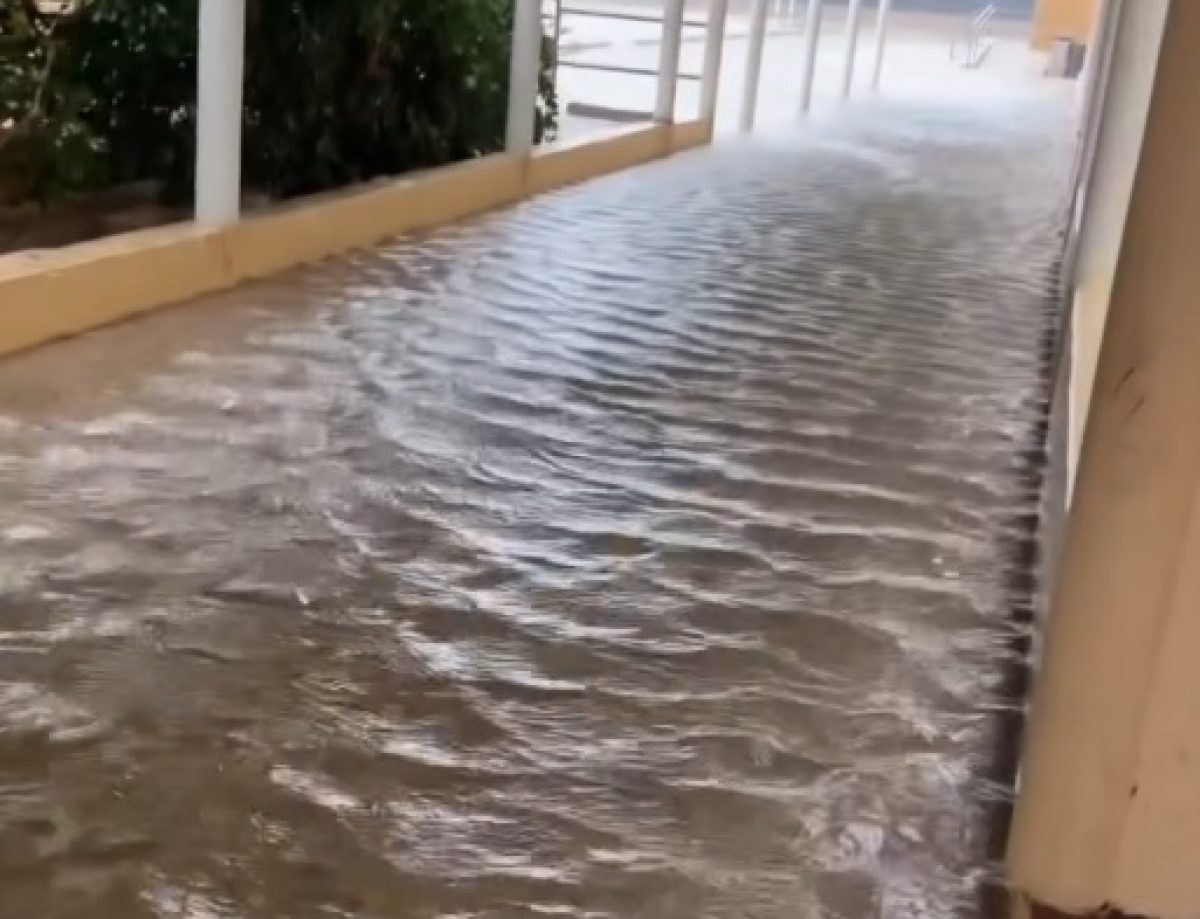 Colegio inundado en Adra con motivo de la borrasca Kistin