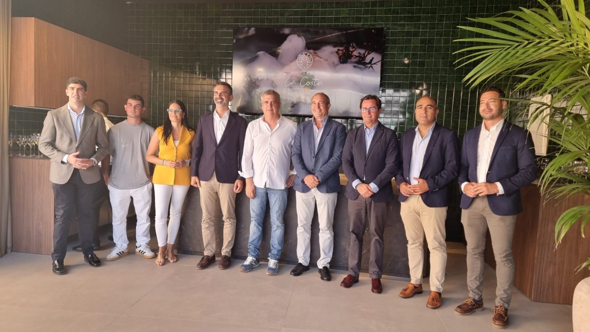 Foto de familia tras presentar las instalaciones ampliadas del Restaurante La Costa