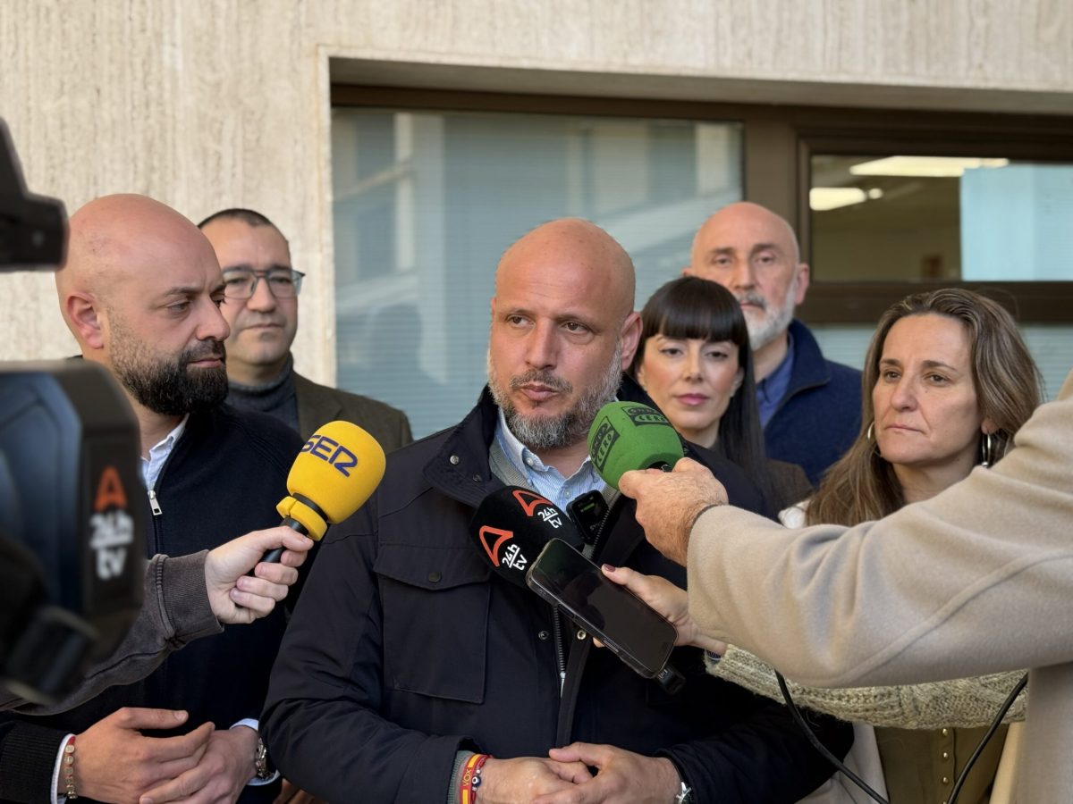El portavoz adjunto de VOX en el Parlamento de Andalucía y portavoz nacional de VOX de Trabajo y Campo, Rodrigo Alonso, en sus declaraciones a los medios en El Ejido