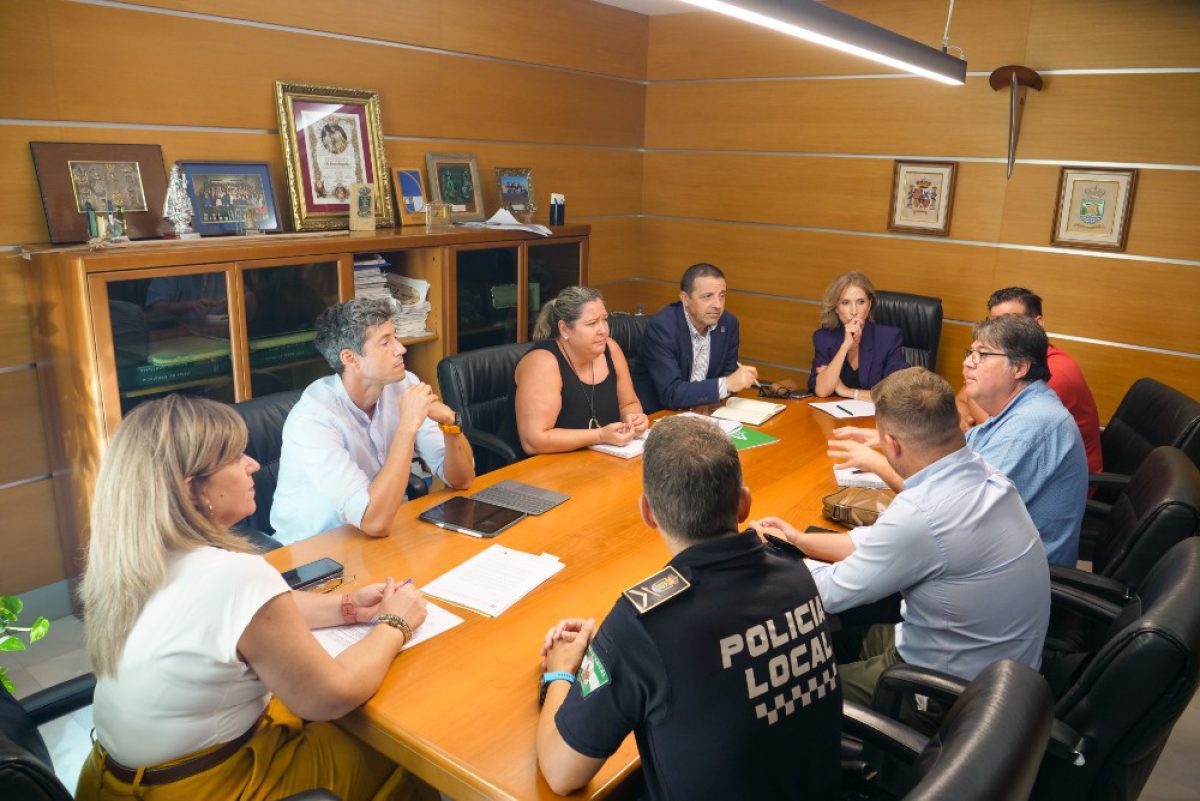 Reunión en el Ayuntamiento de El Ejido celebrada este lunes. /DC