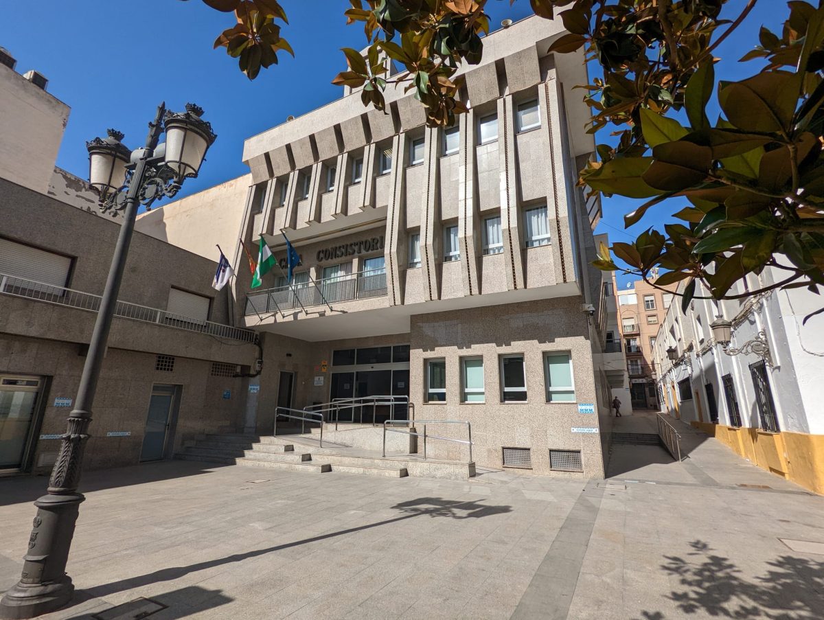 Fachada  del Ayuntamiento de roquetas de Mar