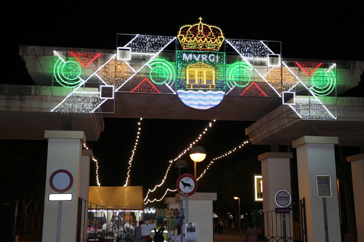 Iluminación extraordinaria por fiestas en El Ejido