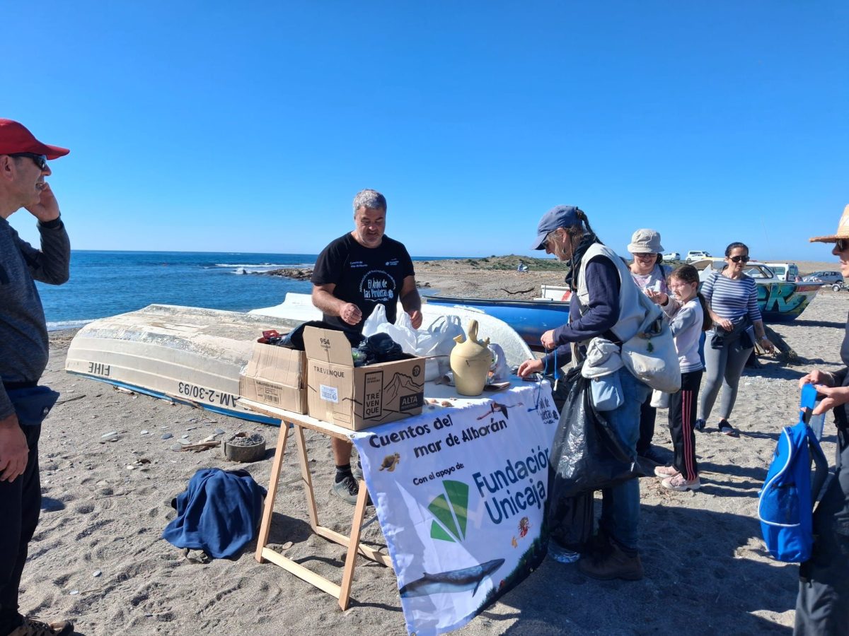 Voluntarios recogen 700 kilos de plástico en las playas de Guardias Viejas