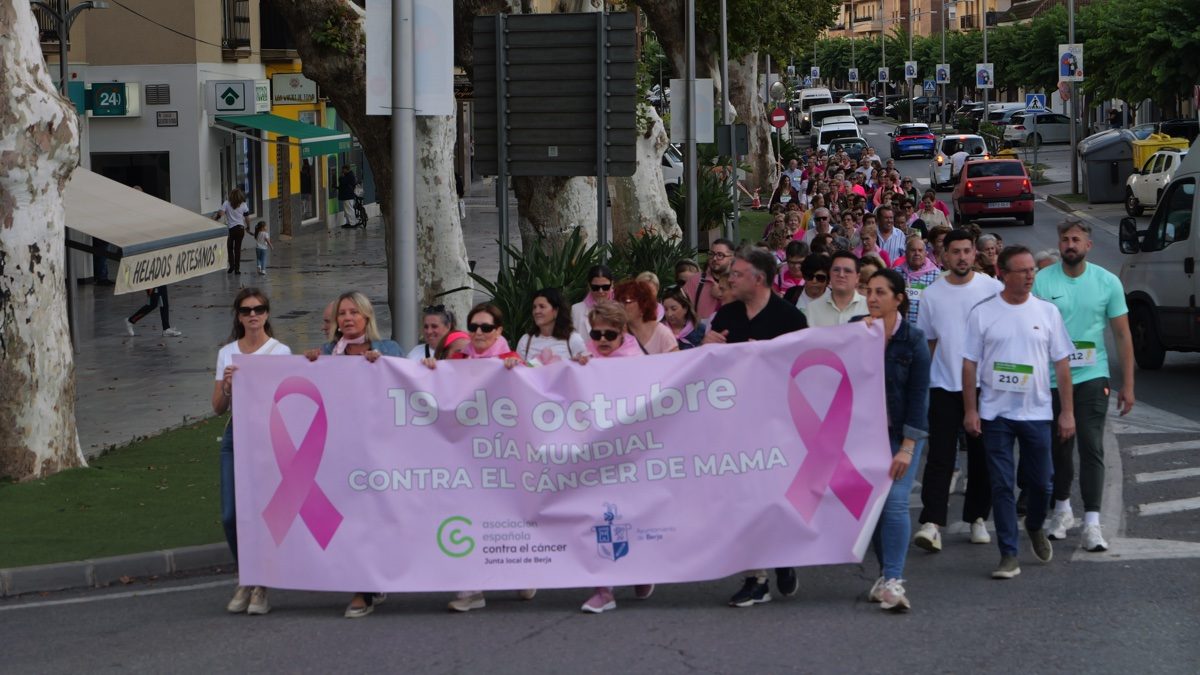 Berja se tiñe de rosa y recauda 1.260 euros en la Marcha ‘Pon el rosa en tu vida’