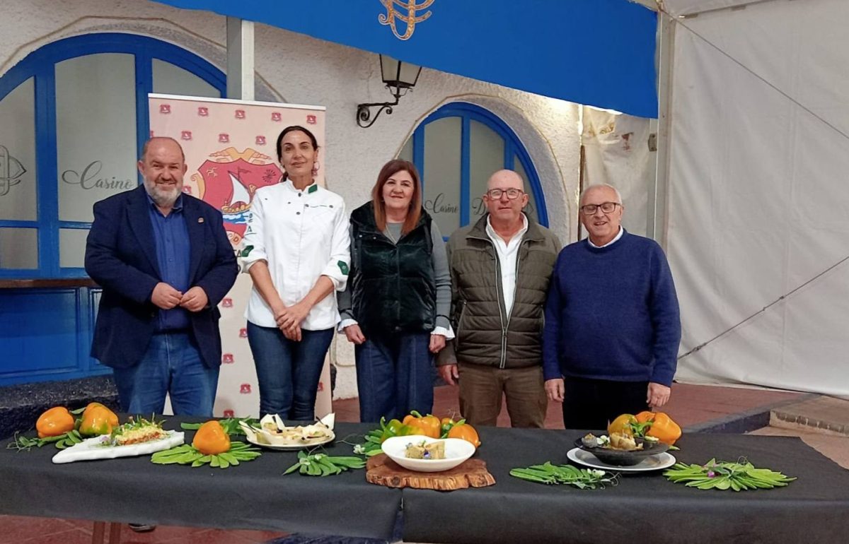 Miembros del Gobierno local con la chef Yolanda García en la terraza del Casino. /DC