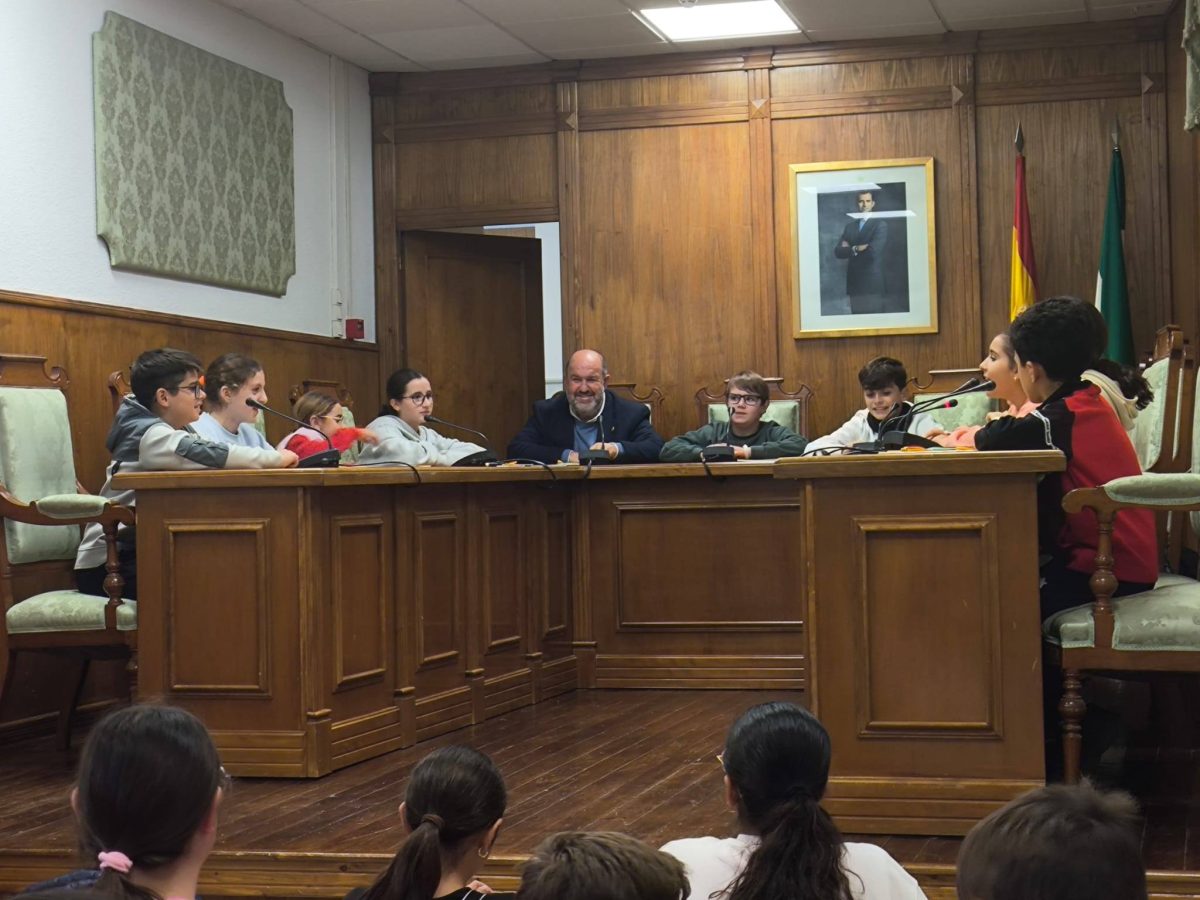 Imagen del pleno infantil con el alcalde como secretario. /DC