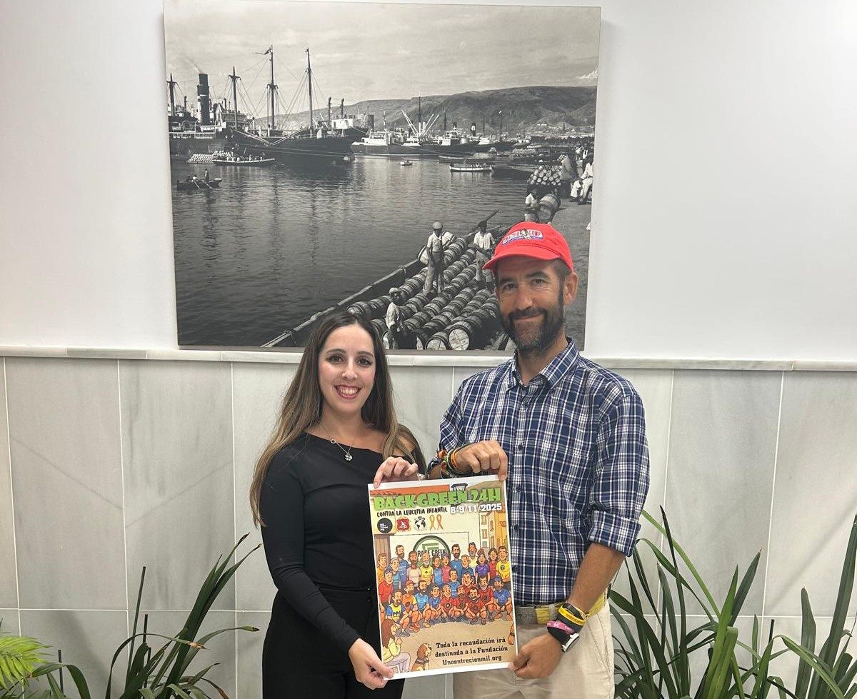 Tractorman junto a la edil de Deportes daliense, Cristina Gómez. /Ayto. Dalías