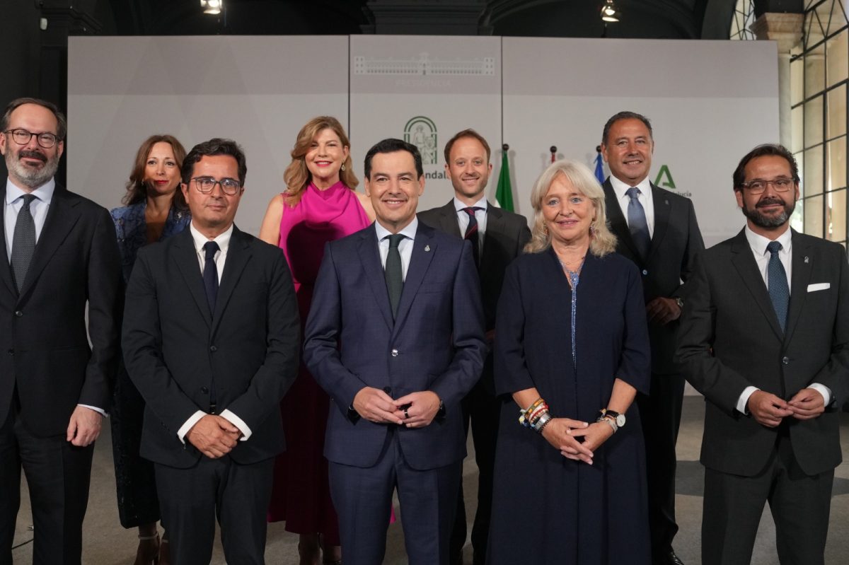Francisco Góngora, al a izquierda de Moreno Bonilla, esta mañana junto al resto de delegados del Gobierno andaluces