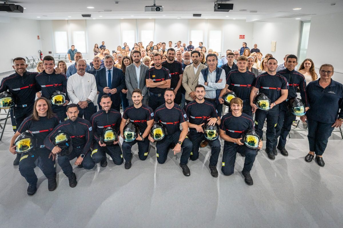 Foto de familia de la toma de posesión de los nuevos bomberos del Poniente