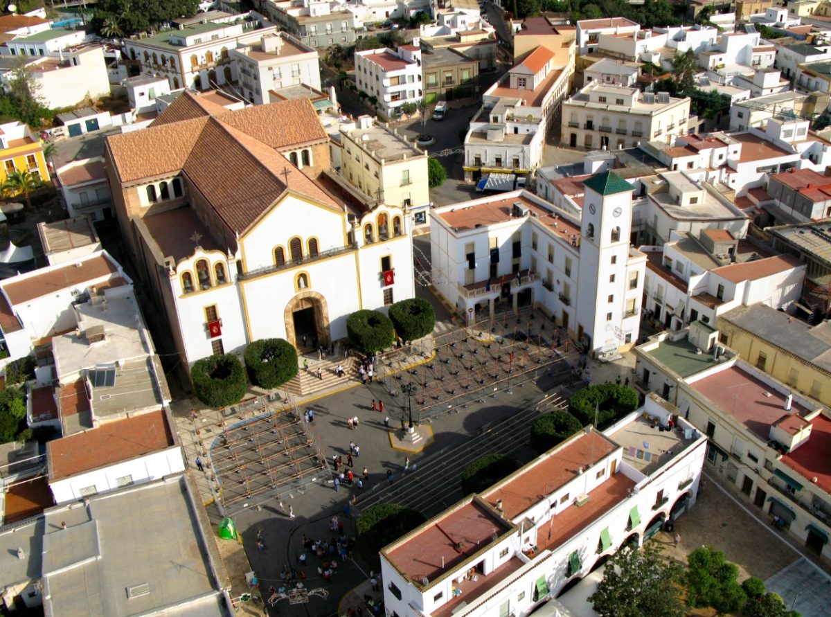 Vista aérea de la plaza del Ayuntamiento de Dalías