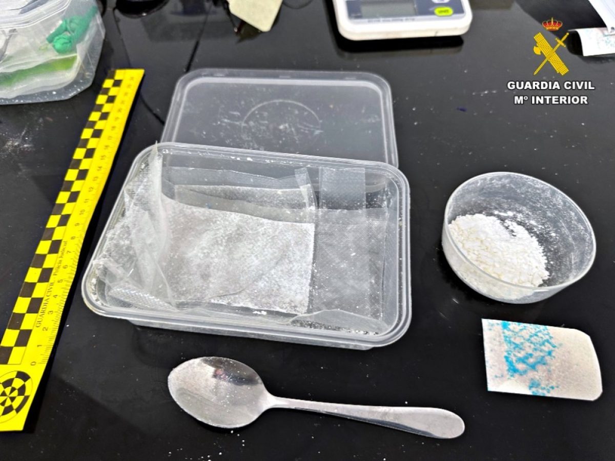 Cocaína y herramientas para su manejo halladas en el registro. /DC