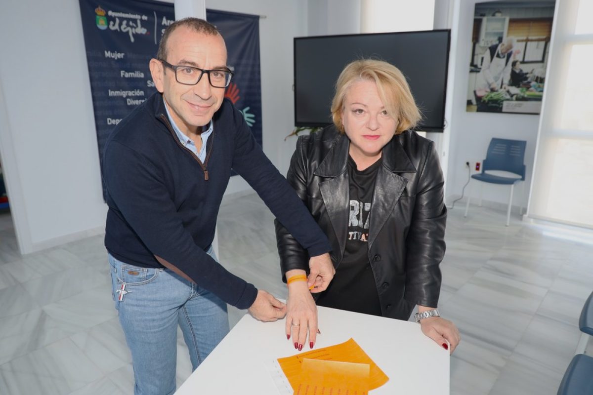 El Ayuntamiento reparte 2.000 pulseras naranjas con las que apuesta por una Navidad inclusiva y accesible