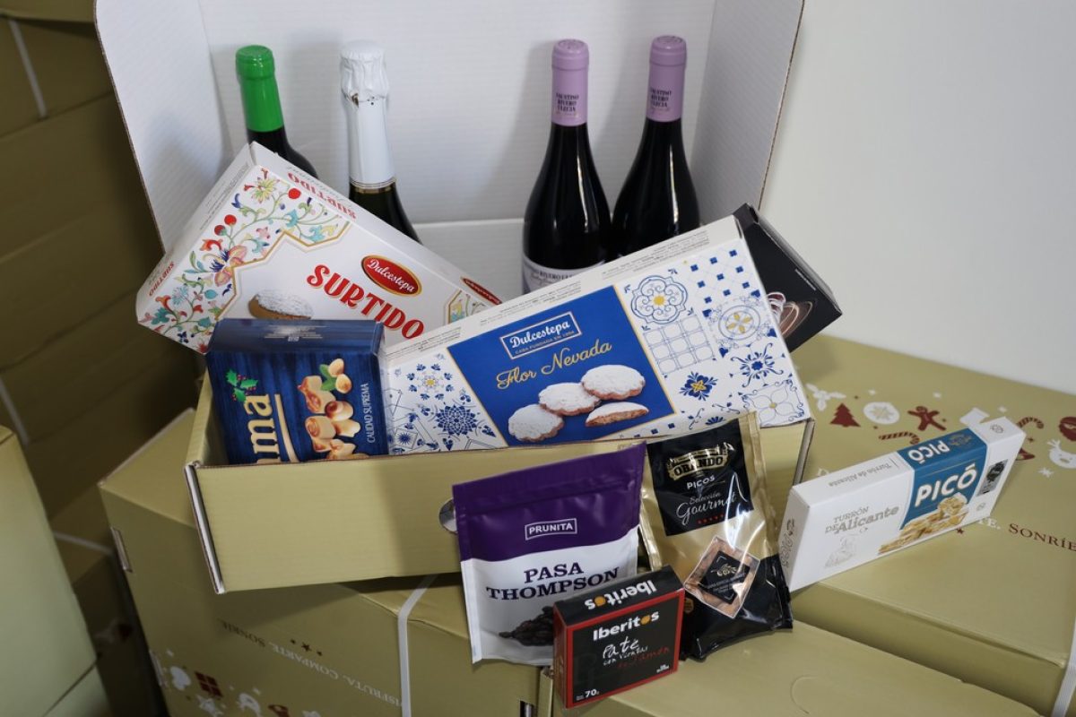 Servicios Sociales entrega cestas con productos navideños donados por Agroiris a personas mayores para evitar la \'Soledad no deseada\'