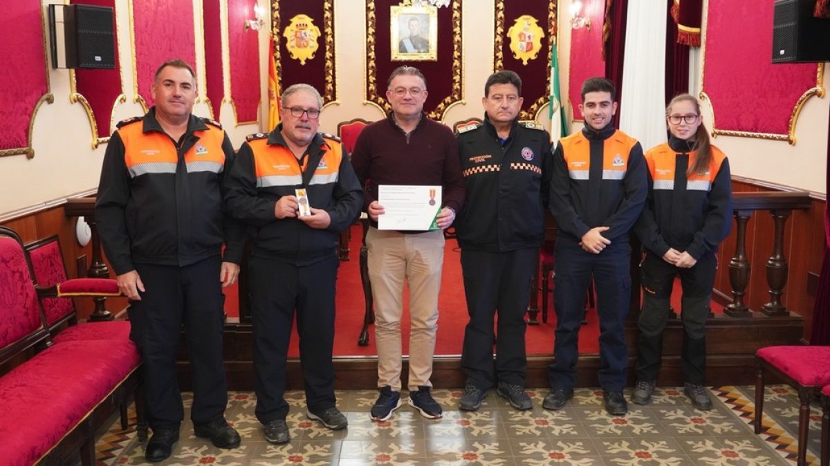 El alcalde de Berja recibe a Gabriel Cara tras obtener la medalla de plata al mérito de Protección Civil