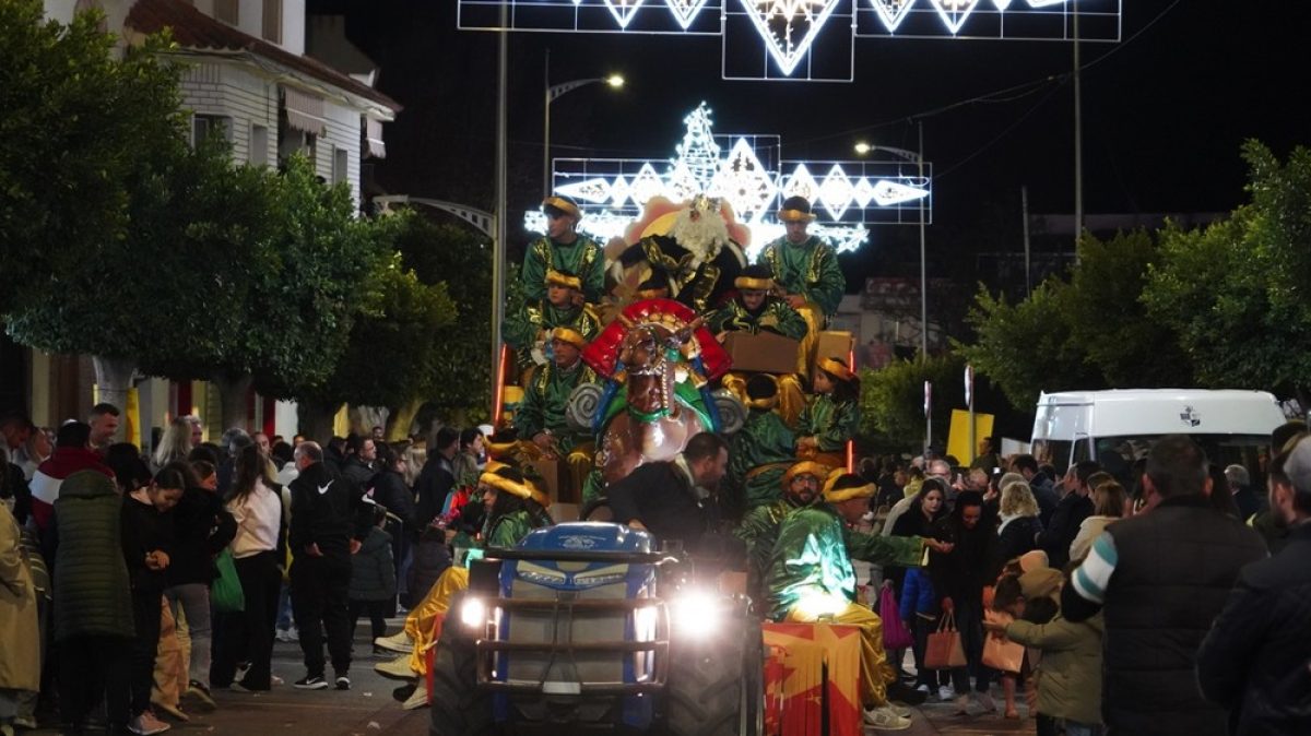 Berja deslumbra en la noche más mágica del año con su Cabalgata de Reyes Magos