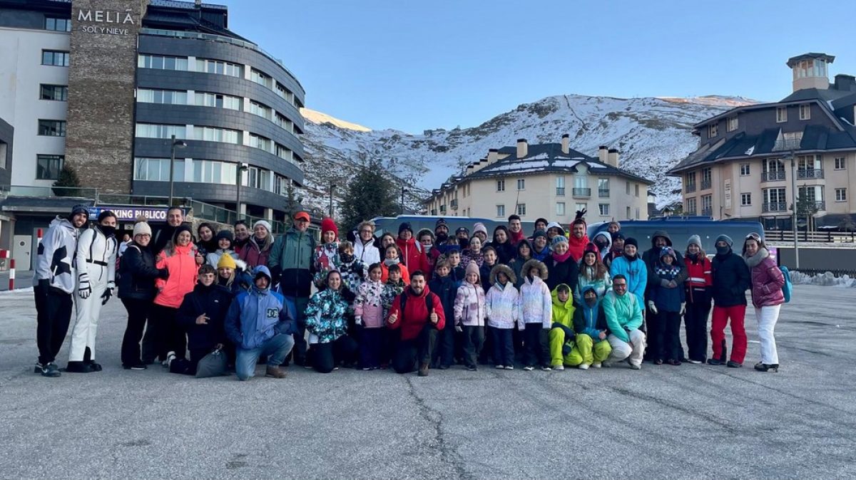 Más de 80 personas disfrutan del esperado viaje a Sierra Nevada enmarcado en el programa \'Adra en la Senda\'