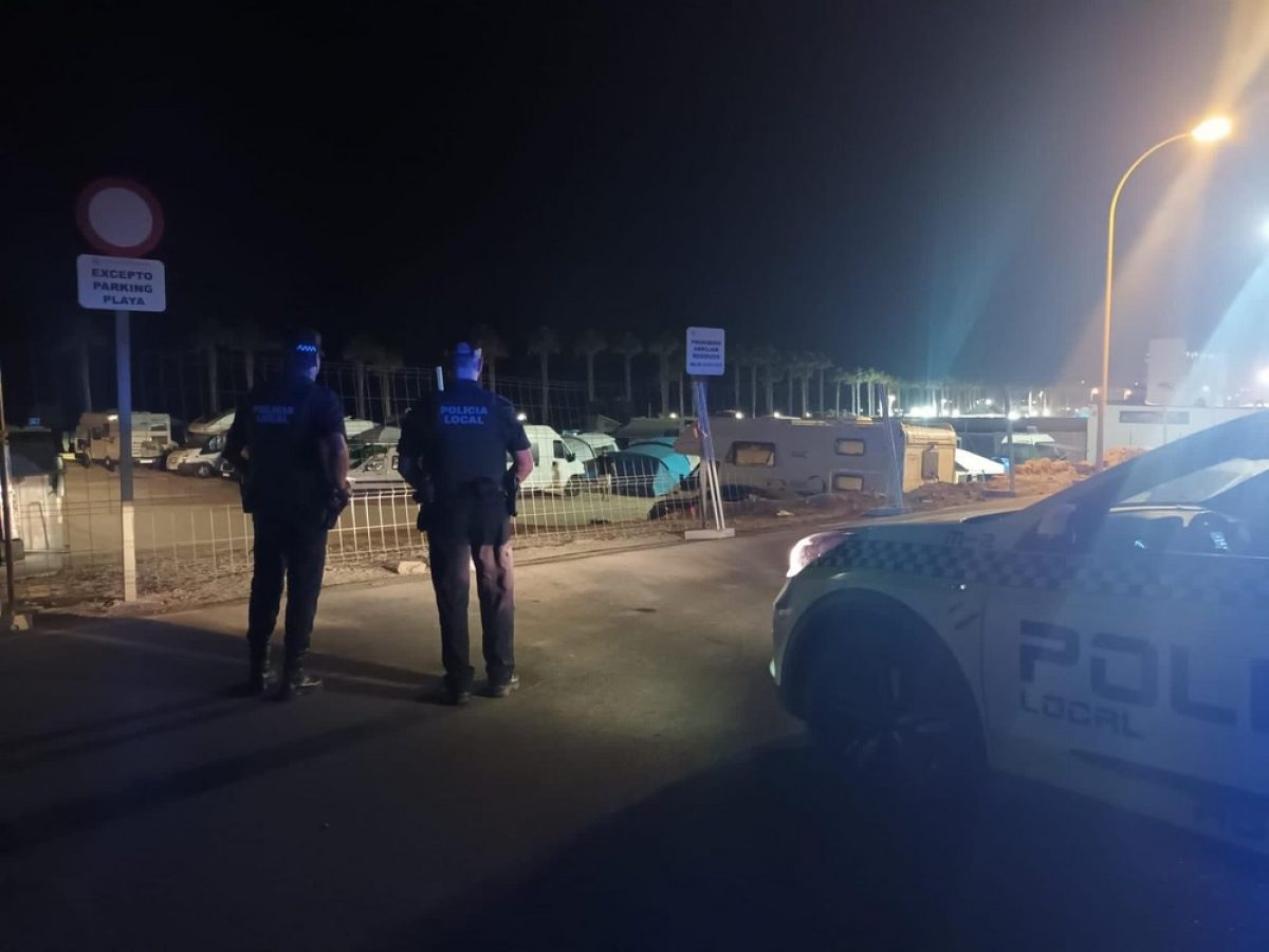 La Policía Local de Adra detiene a un individuo por robo en vehículo, atentado contra agente y allanamiento de morada