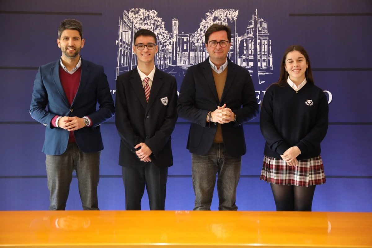 El alcalde felicita a tres alumnos ejidenses premiados por su excelente rendimiento académico en Secundaria