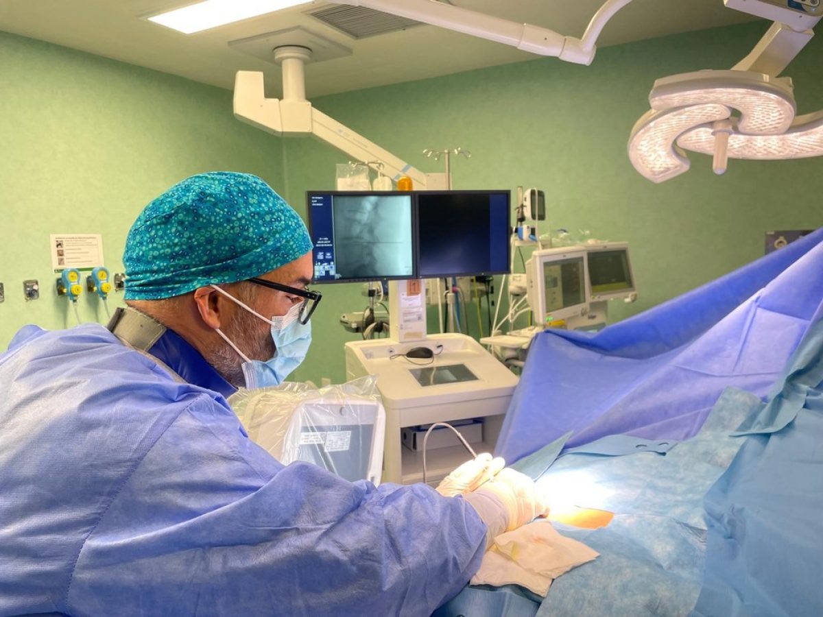 La Unidad del Dolor del Hospital Universitario Poniente incorpora un nuevo tratamiento sin cirugía para las hernias discales