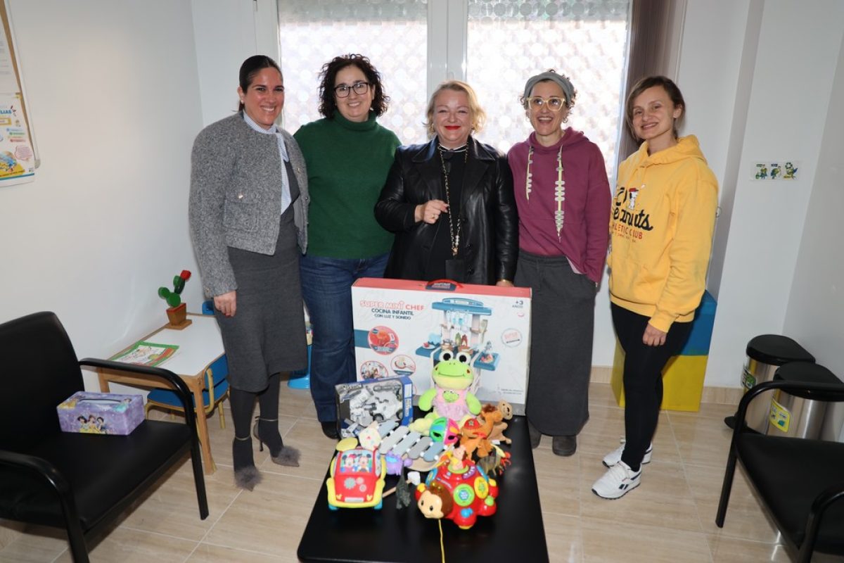 El Ayuntamiento realiza una entrega solidaria de juguetes a los Centros de Atención Infantil Temprana de El Ejido