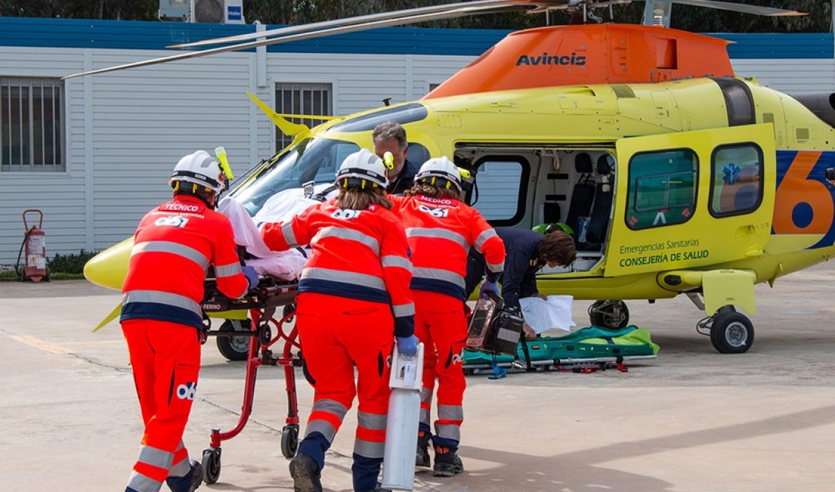 Trasladan en helicóptero a un parapentista herido tras sufrir una caída en Dalías