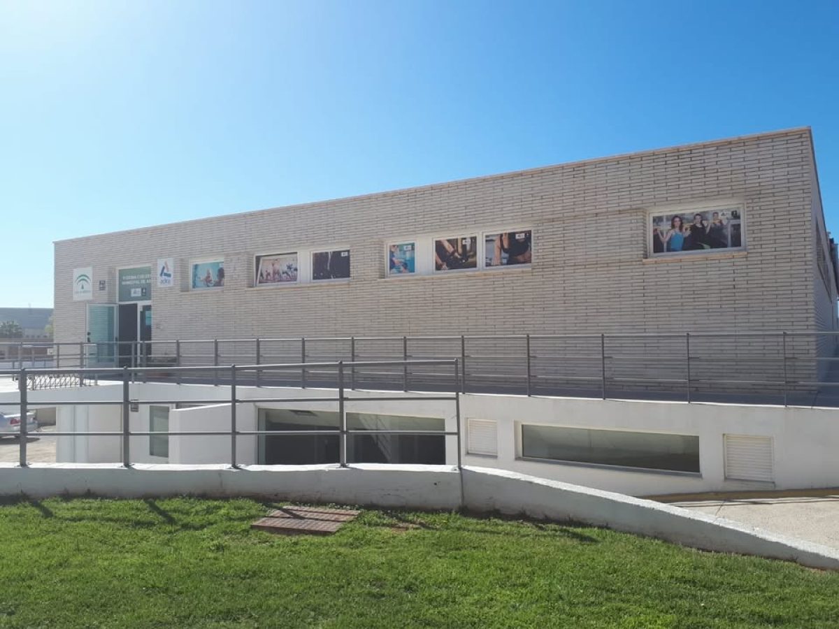 Ayuntamiento de Adra ofrece un servicio de autobús para trasladar a los usuarios a la Piscina Municipal de Berja