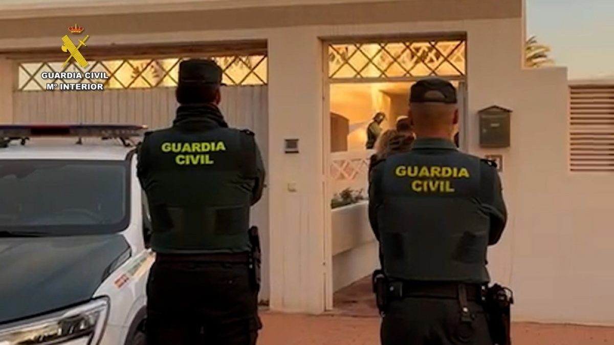 Agentes de Guardia Civil en Almerimar. Imagen de archivo. /DC