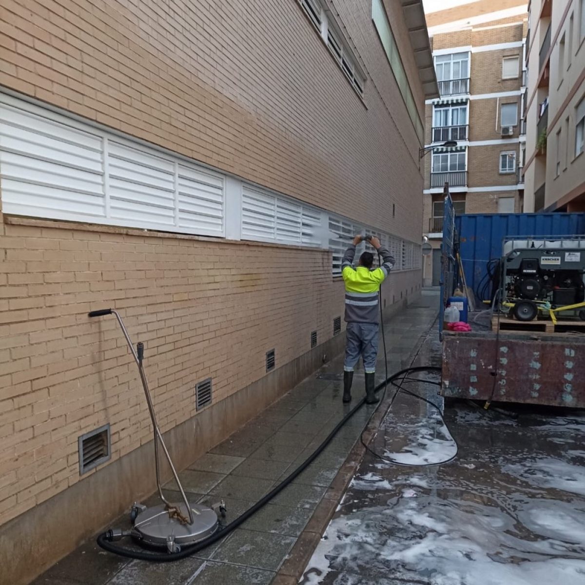 Plan de limpieza intensiva en Adra en zonas de núcleo urbano y barriadas con la hidrolimpiadora a presión