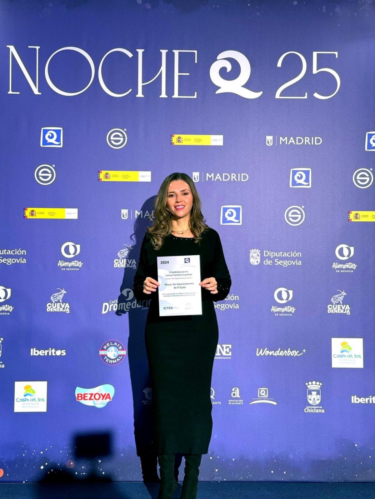 El Ejido recibe la certificación de las cuatro banderas de Q de calidad turística en el marco de FITUR