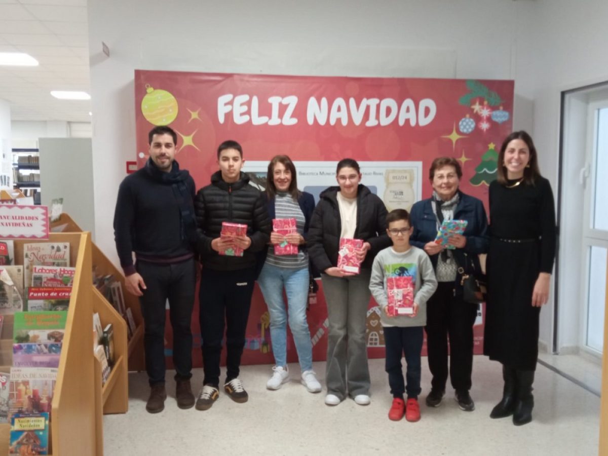 La Biblioteca Municipal de Adra entrega los premios por el \'rasca y gana\' de Navidad a sus lectores más fieles