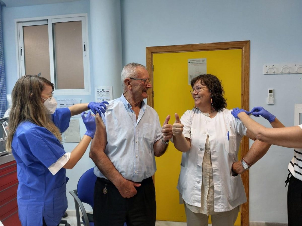 El Distrito Sanitario Poniente recuerda que aún se puede acceder a la vacunación contra la gripe y la Covid-19