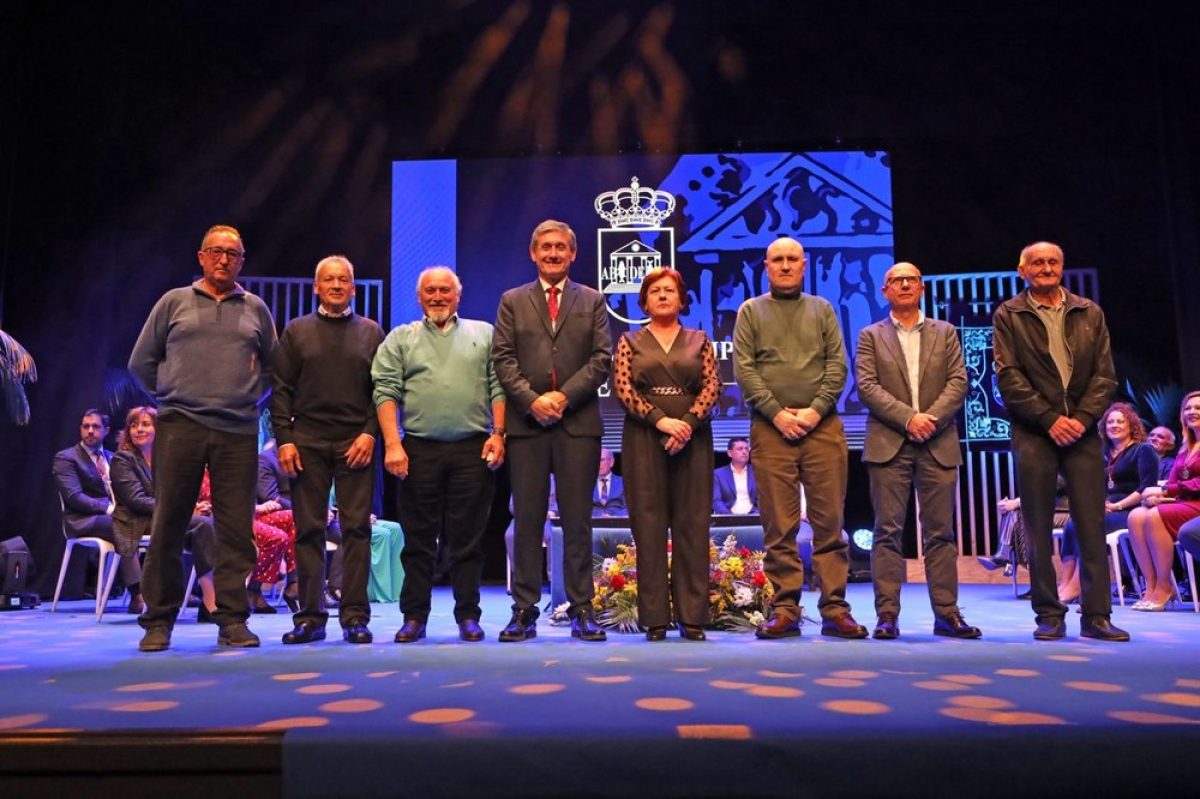 Adra reconoce a Bar Coines y Semillero Los Crespos en la celebración del Día del Municipio