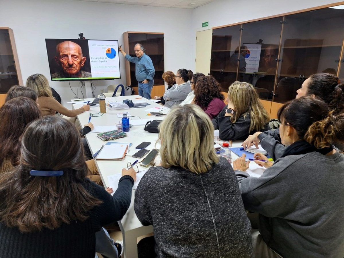 Las enfermeras escolares del Poniente impulsan su labor en salud mental y prevención del suicidio juvenil
