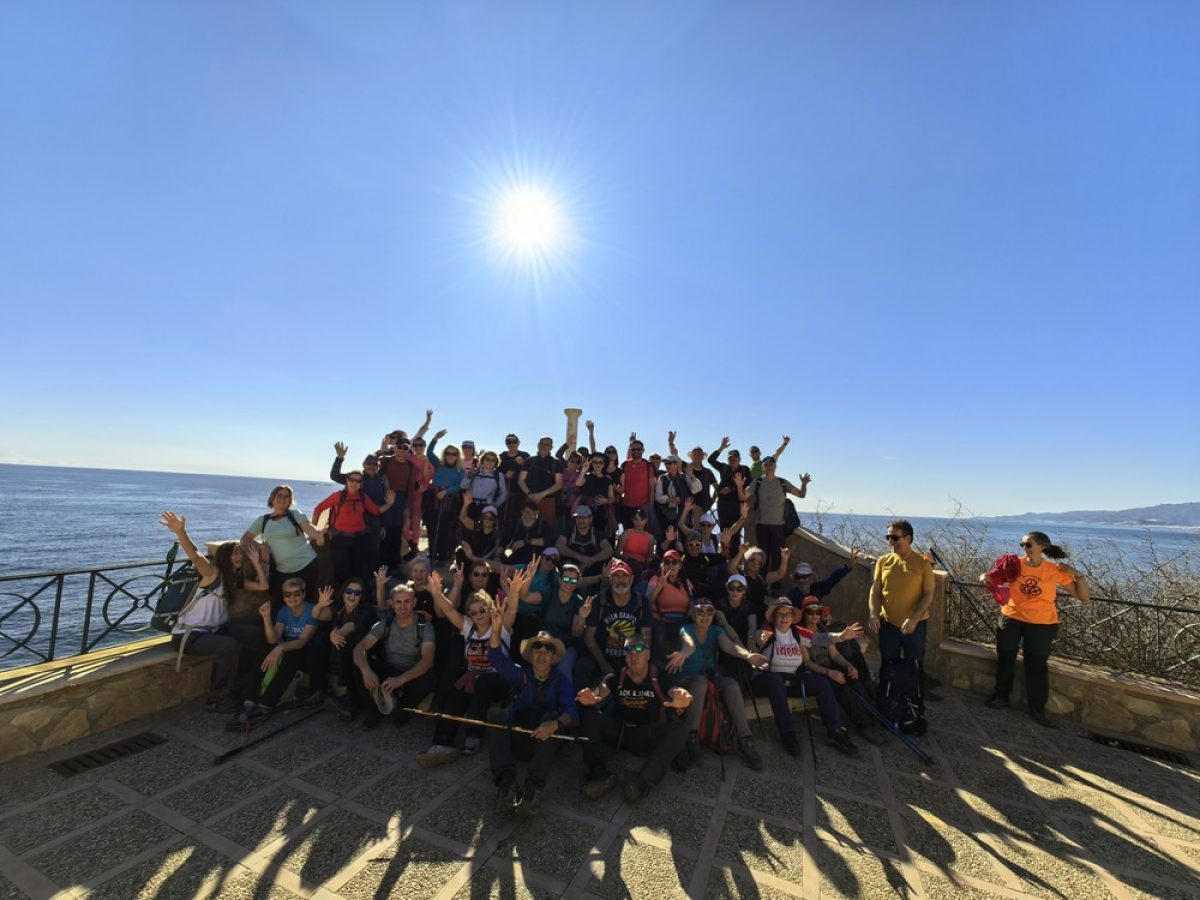 Medio centenar de excursionistas vicarios recorren la Ruta de Las Fundiciones en la costa de Villaricos
