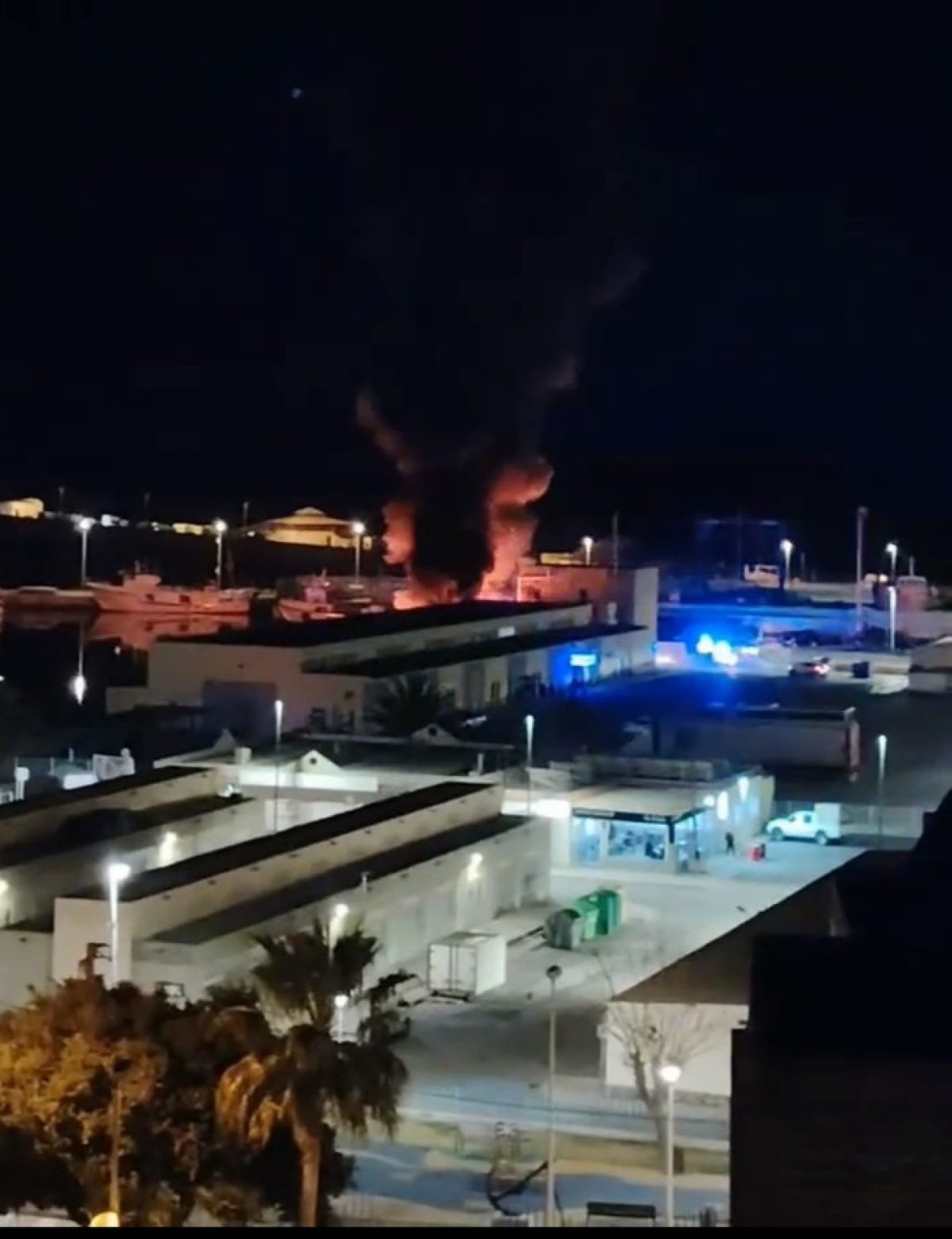 Arde hasta hundirse un barco abandonado en el Puerto de Adra