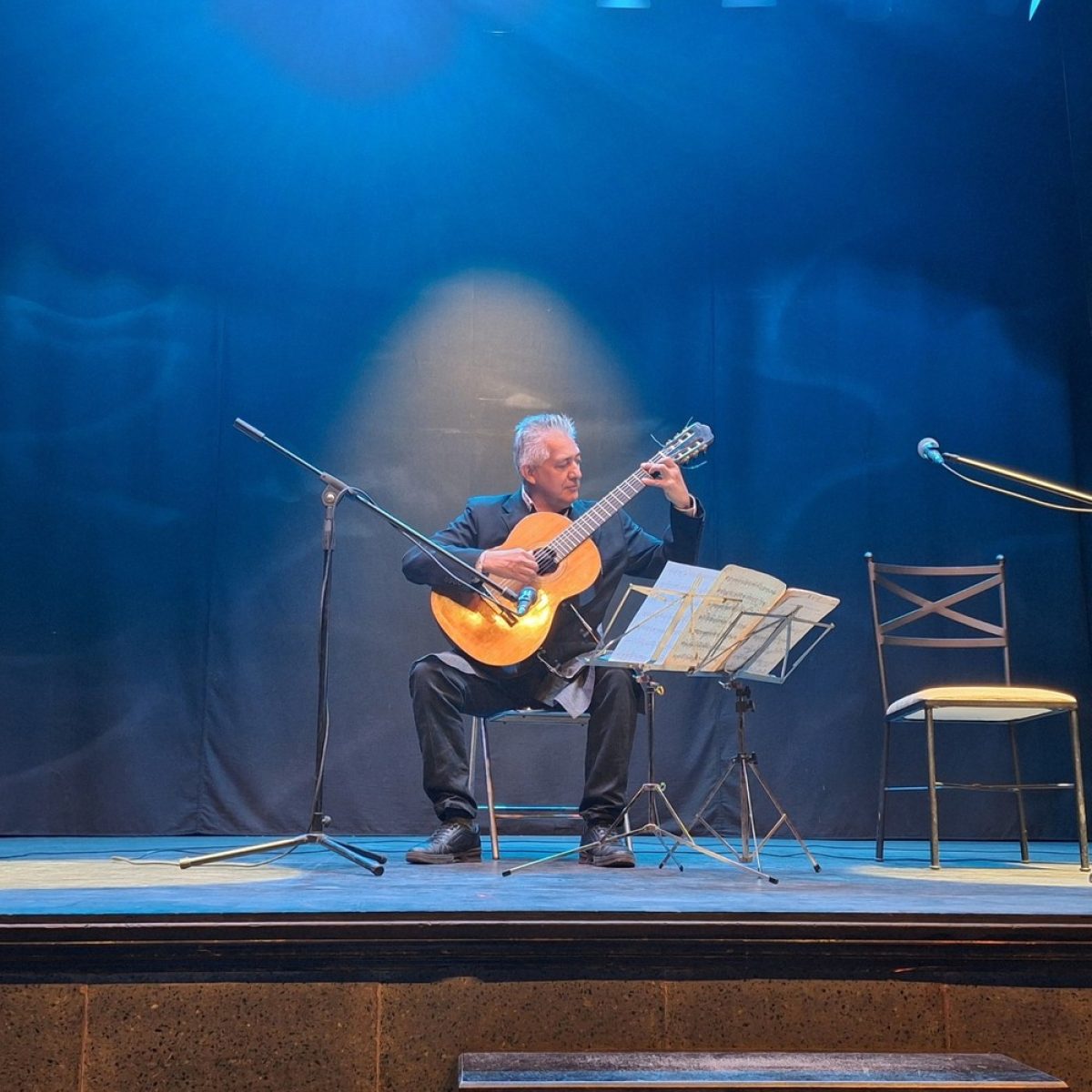 Mario Ulloa deja boquiabierto al público en el Teatro Municipal de Dalías