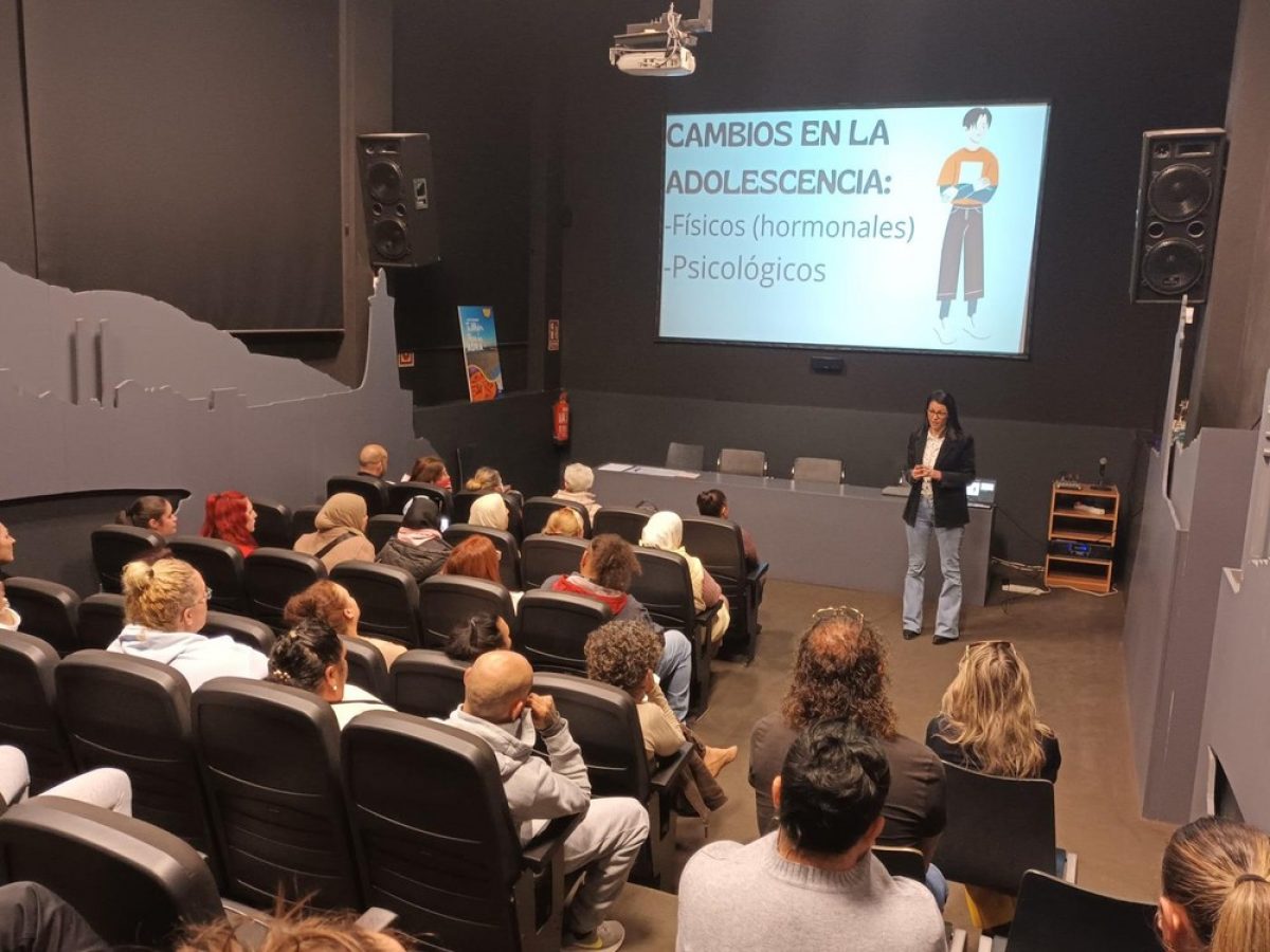 La Escuela de Familia de Adra celebra un coloquio sobre \'Cómo gestionar a mi hijo/a\'