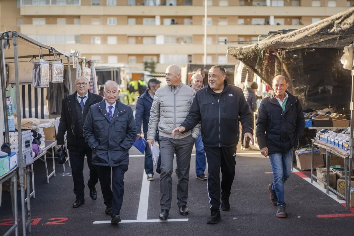 Primer día de mercadillo de los jueves de Roquetas de Mar en su nueva ubicación
