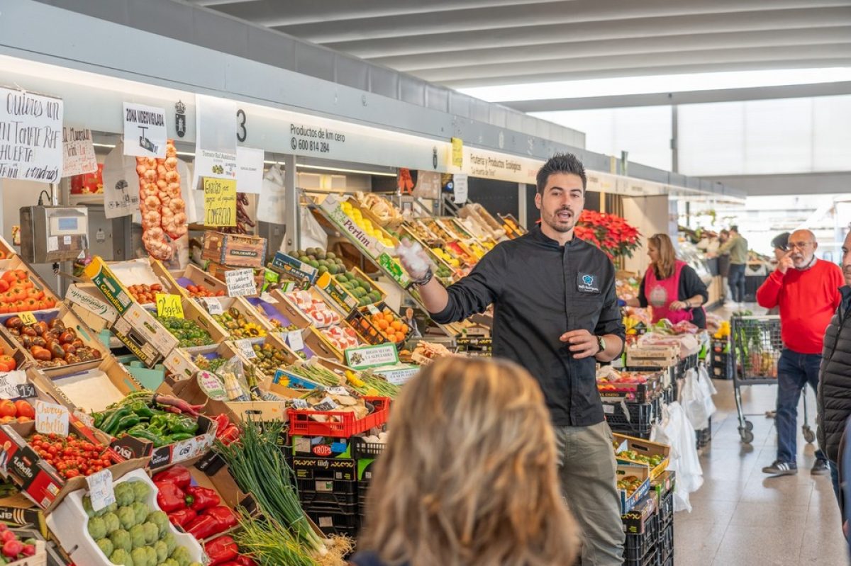 Ciudad Gastronómica estrena sus actividades con "Evoluciona tu cocina" en el Mercado de Abastos de Roquetas