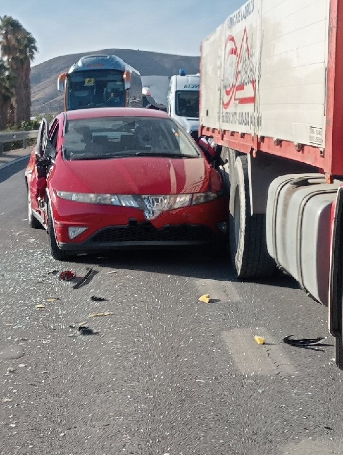 Un accidente provoca retenciones en la entrada sur de Dalías