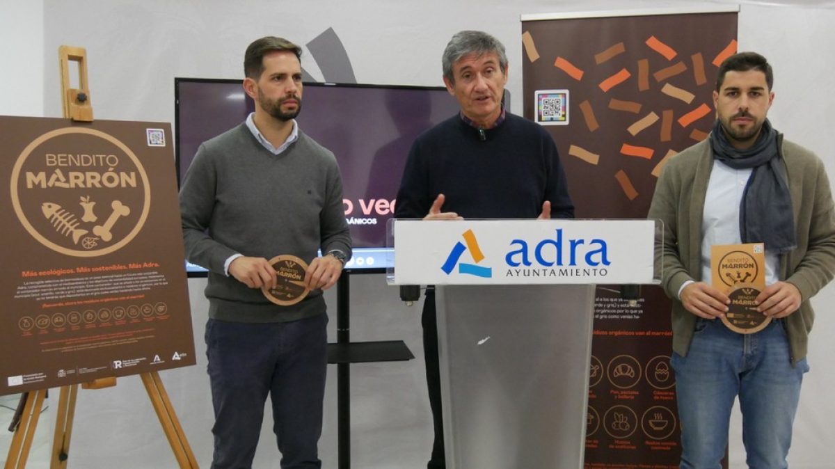 Adra presenta a su nuevo vecino \'Bendito Marrón\', el contenedor que pondrá en marcha la recogida de biorresiduos