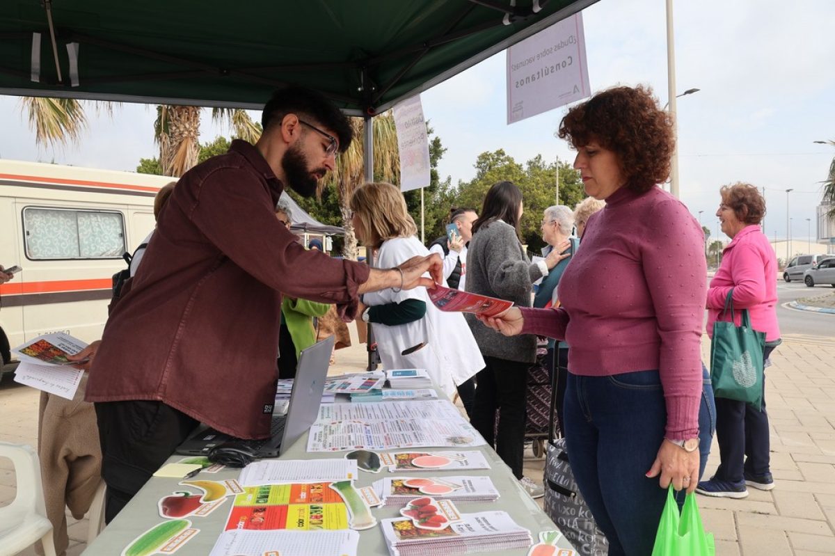 Ayuntamiento y Distrito promueven una campaña sobre alimentación saludable en el mercadillo semanal a iniciativa de RELAS