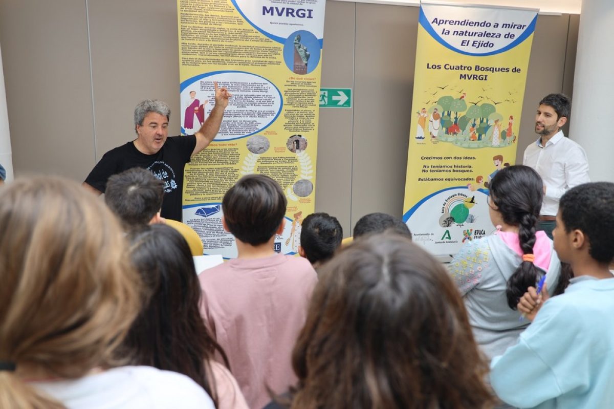 La exposición del \'Aula de Ecología de Urbana. Aprendiendo a mirar la Naturaleza de El Ejido\' recibe la primera de visita con 80 alumnos del CEPR Ciavieja