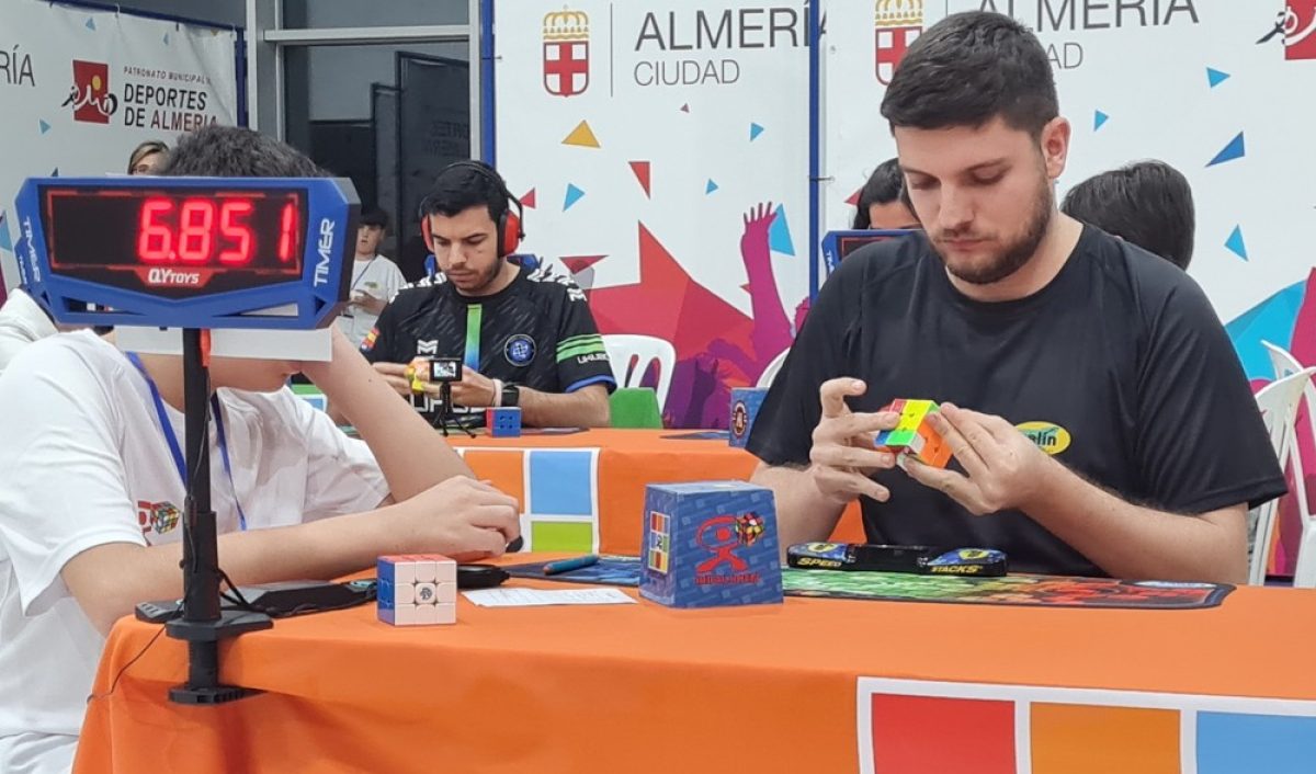 Speedcubers, tanto principiantes como veteranos, se citan en El Ejido Open 2025