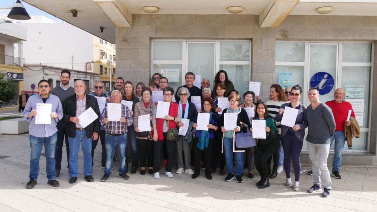 Manuel Cortés entrega los diplomas al alumnado del grado de Capacitación Digital de CEPER Mediterráneo