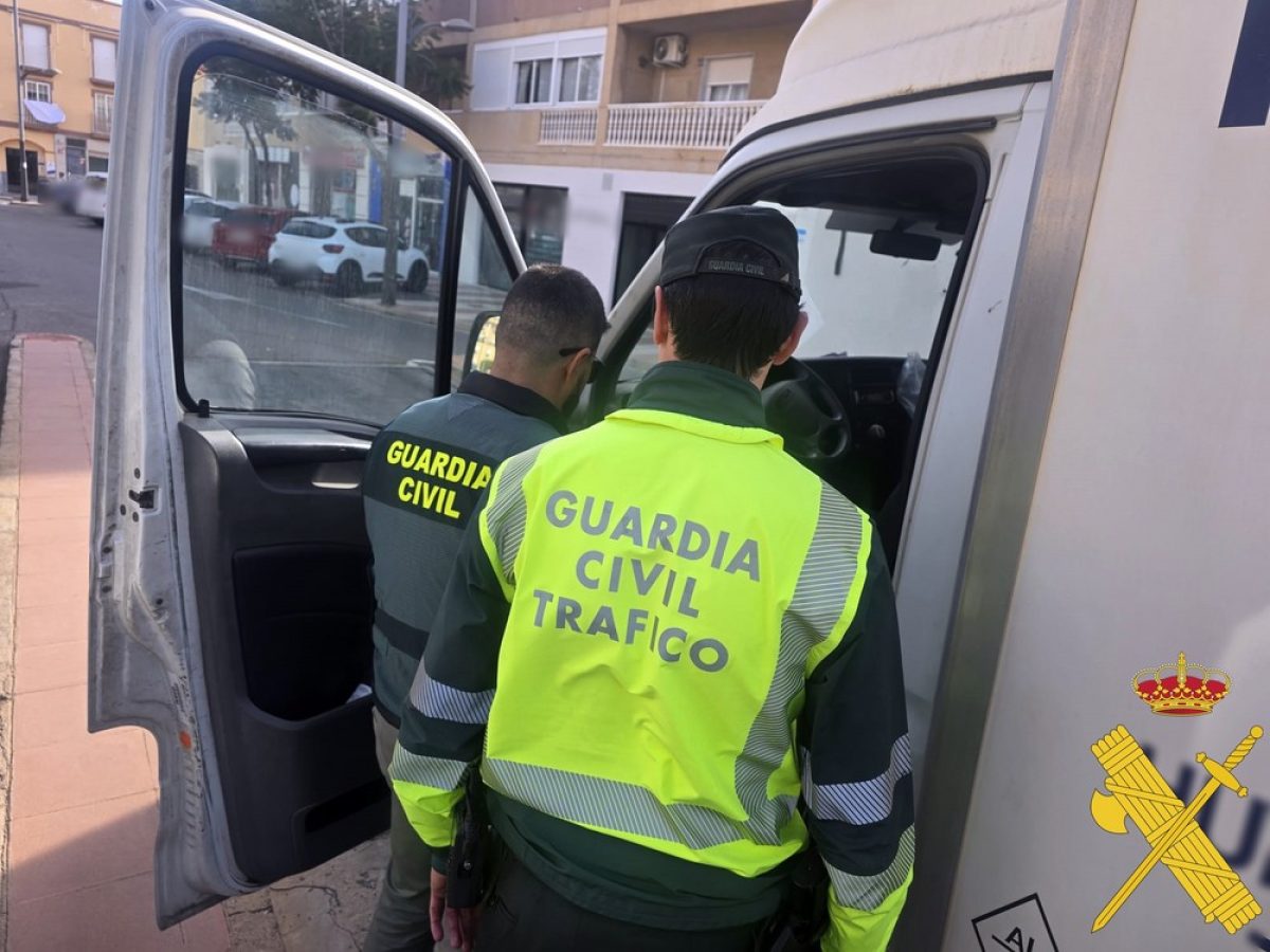 Imagen con agentes de la Guardia Civil de Tráfico. /DC