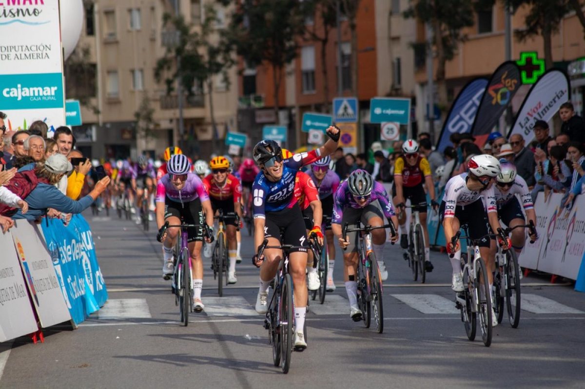 Ally Wollaston se impone al sprint en Roquetas de Mar